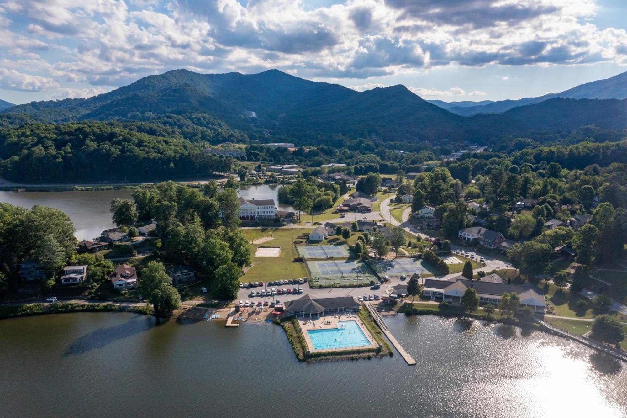 A Beautiful View & Carriage Villa Lake Junaluska Oda fotoğraf