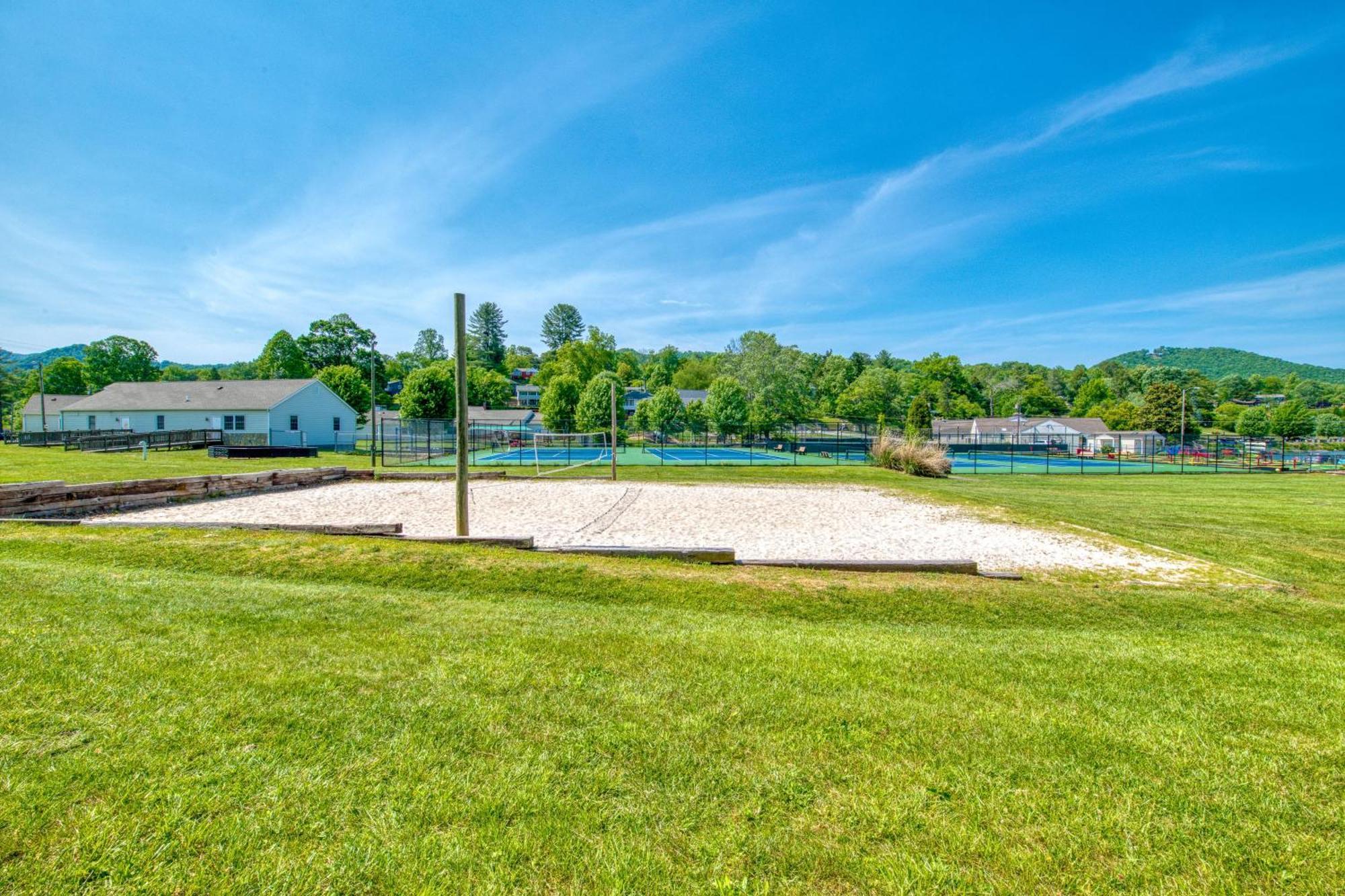 A Beautiful View & Carriage Villa Lake Junaluska Oda fotoğraf